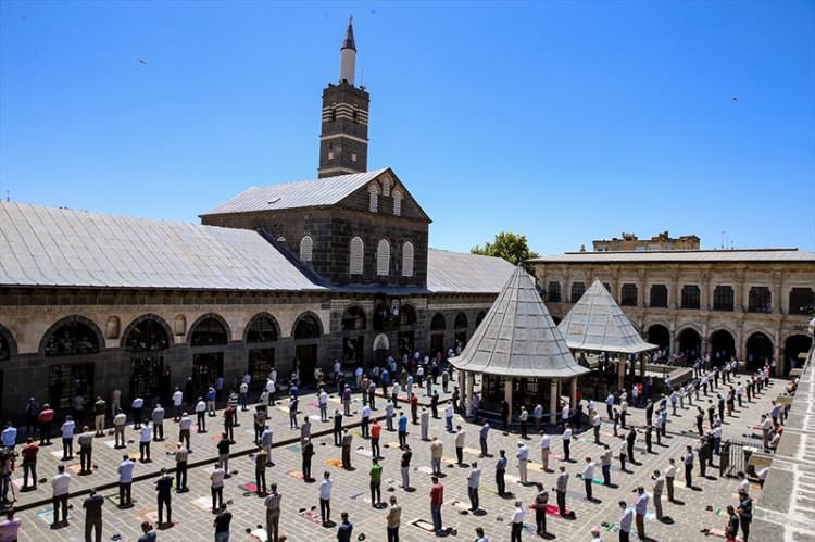 <p>Diyarbakır'da yeni tip koronavirüs (Kovid-19) tedbirleri kapsamında toplu ibadetin kısıtlanmasının ardından ilk cuma namazı, belirlenen camilerde kılındı. Diyarbakır'ın tarihi Sur ilçesinde İslam aleminin 5. Harem-i Şerif'i olarak kabul edilen Ulu Cami'de çok sayıda vatandaş cuma namazı kıldı, dua etti.</p>
<p> </p>