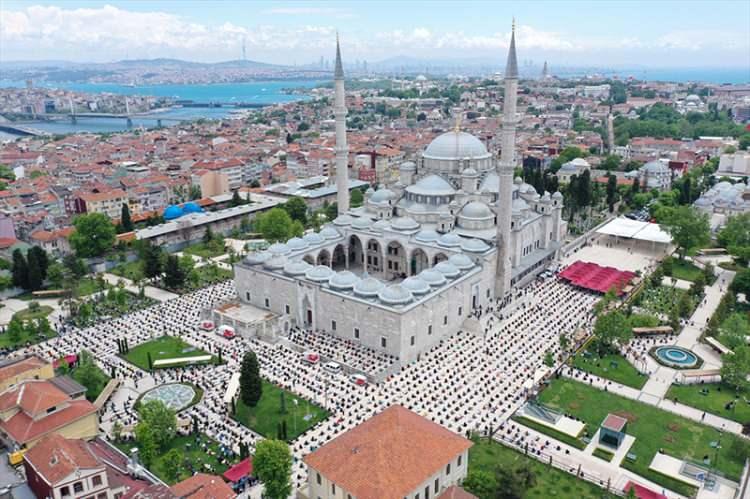 <p>Yeni tip koronavirüs (Kovid-19) tedbirleri kapsamında toplu ibadetin kısıtlanmasının ardından ilk cuma namazı, belirlenen camilerde kılınacak. Vatandaşlar, belirlenen camiler arasında yer alan Fatih Camisi'ne gelerek namaz saatini bekledi.</p>

<p> </p>
