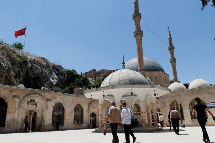 <p>Yeni tip koronavirüs (Kovid-19) tedbirleri kapsamında toplu ibadetin kısıtlanmasının ardından ilk cuma namazı, Şanlıurfa'da belirlenen camilerde kılındı. Vatandaşlar, belirlenen kurallara uyarak namazlarını kıldı.</p>

<p> </p>
