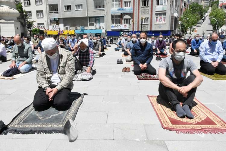 <p>Gümüşhane'de yeni tip koronavirüs (Kovid-19) tedbirleri kapsamında toplu ibadetin kısıtlanmasının ardından ilk cuma namazı belirlenen camilerde kılındı. Vatandaşlar, belirlenen kurallara uyarak namazlarını kıldı.</p>

<p> </p>
