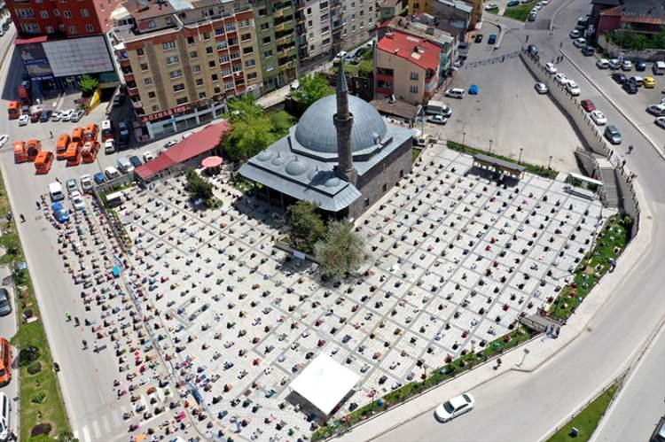 <p>Yeni tip koronavirüsle (Kovid-19) mücadele önlemleri nedeniyle yaklaşık 2,5 aydır cuma namazlarının cemaatle kılınmadığı Erzurum'da, tarihi Çifte Minareli Medrese, Erzurum Kalesi ve Ulucami'de cuma namazı kılındı.</p>
<p> </p>
