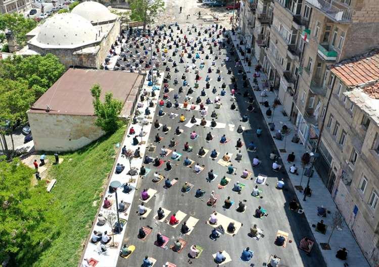 <p>Yeni tip koronavirüs (Kovid-19) tedbirleri kapsamında toplu ibadetin kısıtlanmasının ardından ilk cuma namazı, Nevşehir'de belirlenen camilerde kılındı. Vatandaşlar, belirlenen kurallara uyarak namazlarını kıldı. Bazı vatandaşlar, restorasyon çalışmasının yürütüldüğü tarihi Kurşunlu Camisinin önündeki yolu tercih etti.</p>
<p> </p>