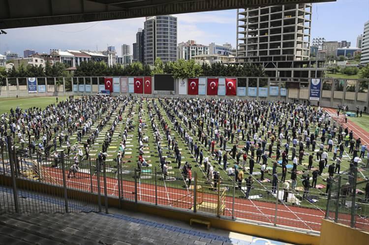 <p>Yeni tip koronavirüs (Kovid-19) tedbirleri kapsamında toplu ibadetin kısıtlanmasının ardından ilk cuma namazı, belirlenen yerlerde kılınacak. </p>
<p> </p>