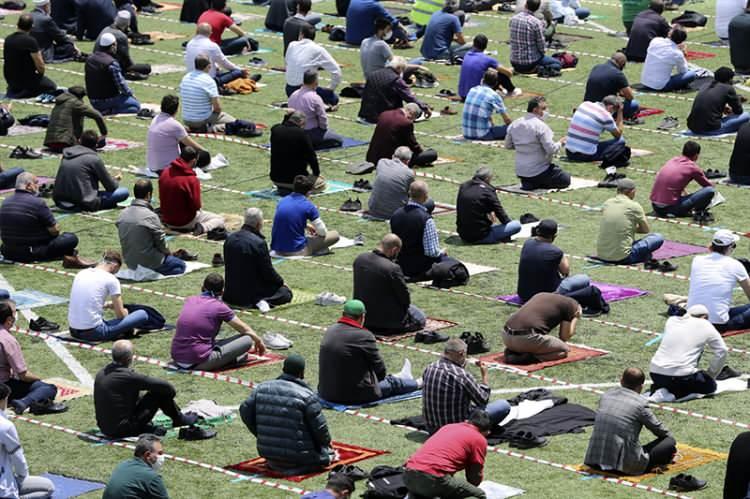 <p>Vatandaşlar, sosyal mesafe kurallarına uyulacak şekilde hazır hale getirilen Bağcılar’daki Mahmutbey Stadı'na gelerek namaz saatini bekledi.</p>
