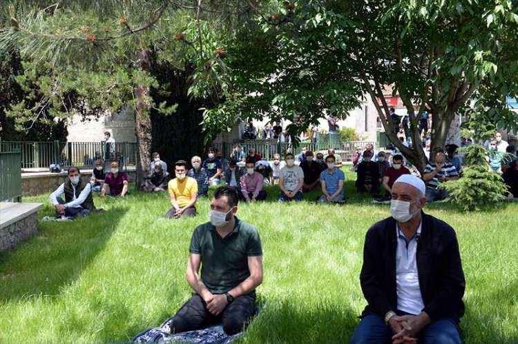 <p>Yeni tip koronavirüs (Kovid-19) tedbirleri kapsamında toplu ibadetin kısıtlanmasının ardından Tokat'ta ilk cuma namazı, belirlenen camilerde kılındı. Vatandaşlar, tarihi Ali Paşa Camisinin bahçesinde cuma namazı kıldı.</p>
<p> </p>