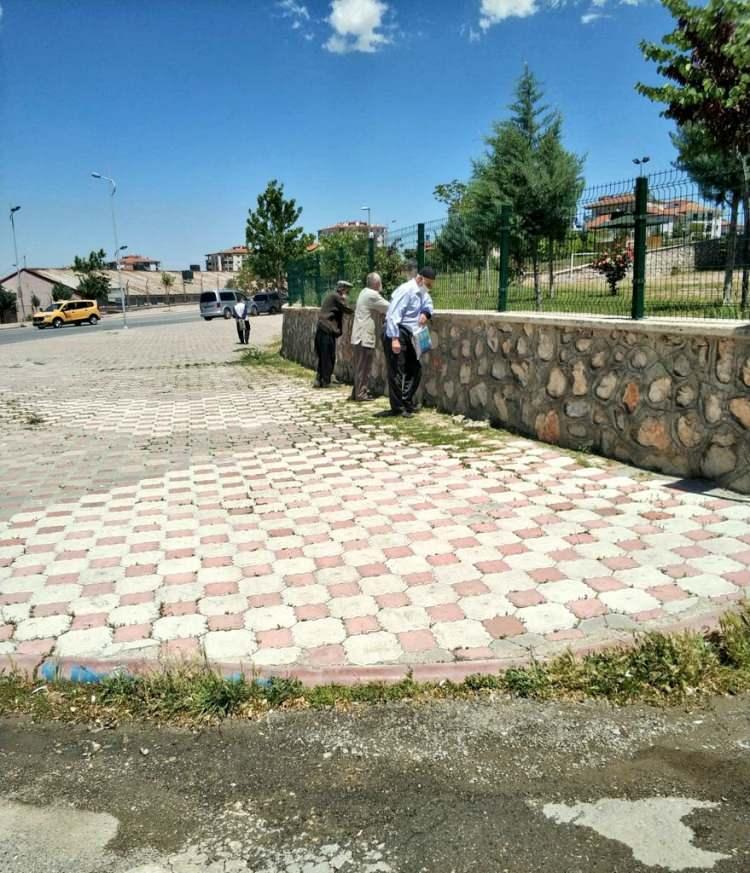 <p>YAŞ SINIRINA TAKILDILAR</p>

<p>Yaş sınırı nedeniyle cuma namazının kılındığı alana giremeyen yaşlı amcaların görüntüleri görenleri dıygulandırdı.</p>
