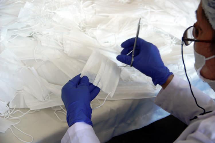 <p>"Toplamda 300'&uuml;n &uuml;zerinde &ccedil;alışanımız var"</p>

<p>At&ouml;lyede 300&rsquo;&uuml;n &uuml;zerinde &ccedil;alışanın olduğunu s&ouml;zlerine ekleyen T&uuml;fek&ccedil;i, &ldquo;Şu anda yarı kapasite ile &ccedil;alışıyoruz ama toplamda 300&rsquo;&uuml;n &uuml;zerinde &ccedil;alışanımız var. Bug&uuml;n i&ccedil;in 150 kişi aktif bir şekilde t&uuml;m makinelerimiz t&uuml;m sisteminiz &ccedil;alışır bir şekilde yarı zamanlı &ccedil;alışıyoruz&rdquo; ifadelerini kullandı.</p>
