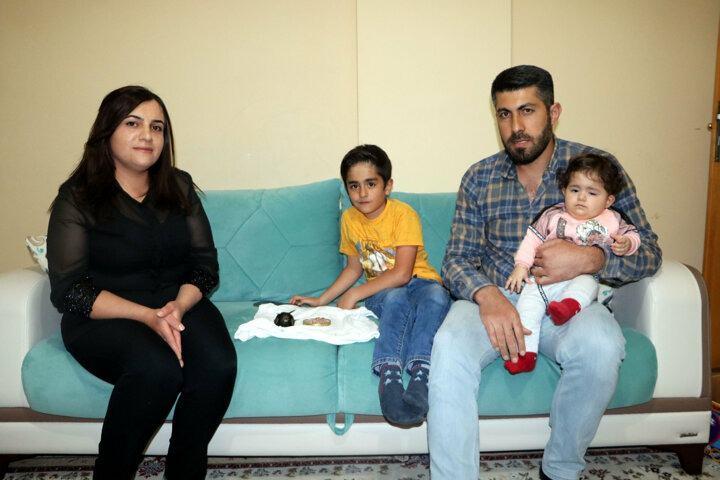 <p>Hakkari'nin Y&uuml;ksekova il&ccedil;esinde, ev kadını Melek D&uuml;zen (30), bayram g&uuml;n&uuml; pencereden evlerine giren ebabili g&ouml;r&uuml;nce b&uuml;y&uuml;k sevin&ccedil; yaşadı. D&uuml;zen, "M&uuml;barek bir kuşun, b&ouml;yle m&uuml;barek bir g&uuml;nde bize konuk olması &ccedil;ok mutlu etti. Kuş u&ccedil;amıyor, yetkilerin gelip kuşu alıp, doğaya bırakmalarını istiyorum" dedi.</p>
