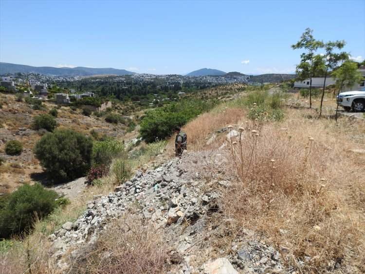 <p>"Hayvanın kedi olduğunu ve aynı istikamette yine gezindiğini videoya kaydettik. Bu bölgede Anadolu parsı 1980'lerin sonuna kadar yaşamıştı, buranın doğal bir türüydü. Yalnız siyah olması bizi şüphelendirmişti. Ancak jaguar Güney Amerika türü. Hayvanın sırt yüksekliği diz kapağı altında.</p>