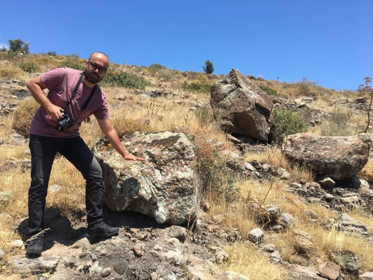 <p>Bitez Mahallesi'nde dün, ağaçları sulamak için bir siteye giden Turgay Gelmez, sarp arazide kendisine yaklaşık 100 metre mesafede cinsini bilmediği bir hayvanla karşılaşmış, cep telefonu kamerasıyla görüntülemişti.</p>