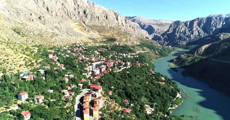 <p>Kemaliye Kaymakamlığınca korona virüs tedbirleri kapsamında alınan karar doğrultusunda ilçede maske takma zorunluluğu getirildi.</p>