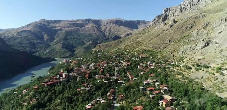 <p>Doğal güzelliğiyle binlerce turisti ağırlayan ve doğa sporlarının başkenti olarak nitelendirilen Erzincan’ın Kemaliye ilçesinde yeni tip koronavirüs vakası hiç görülmedi. </p>
