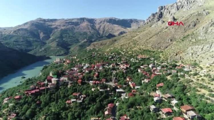 <p>maskesiz seyahat etmemelerine, toplu taşıma araçlarında, seyahat ve gezi teknelerinde taşıma kapasitesinin yüzde 50’si kadar yolcu bulundurma sınırını aşmamalarına, seyahat ve gezi teknelerinde sosyal mesafe kuralına ve maske takma zorunluluğuna uyulmasına, </p>
