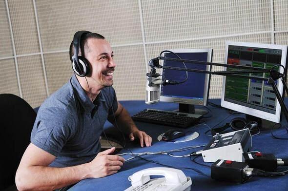 <p>Müzik listelerini sıralayabilen hatta müziğin kendisini oluşturabilen robotlar üretilebiliyor. Bu da Radyo DJ’liğini etkileyecektir.</p>
<p> </p>
