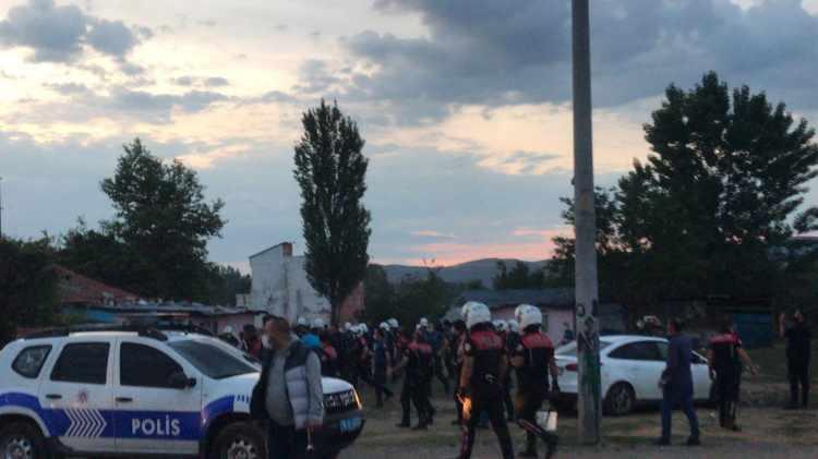 <p>Silah sesleri &ccedil;evrede endişe ve korku yaratırken, ihbar &uuml;zerine olay yerine &ccedil;ok sayıda polis ve sağlık ekibi sevk edildi.&nbsp;</p>
