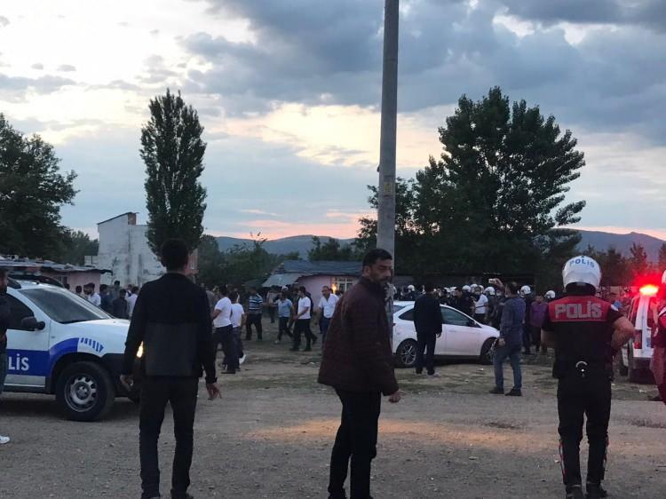 <p>&nbsp;Polis ekipleri, tarafları biber gazı ve Toplumsal Olaylara M&uuml;dahale Ara&ccedil;larıyla (TOMA) m&uuml;dahale etti. Bu sırada, kavgaya taraf olan ş&uuml;phelilerden birinin pompalı t&uuml;fekle a&ccedil;tığı ateş sonucu sa&ccedil;malar, R&uuml;stem Orta&ccedil;, Mahmut&nbsp; Orta&ccedil;, Erdal Bozkurt ve kavgayı ayırmaya &ccedil;alışan polis memuru Erman &Ouml;zcan'a (37) isabet etti.</p>
