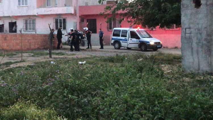 <p>Sağlık g&ouml;revlileri tarafından ilk m&uuml;dahalesi olay yerinde yapılan yaralılar, &ccedil;evredeki &ccedil;eşitli hastanelere kaldırılarak tedavi altına alındı.</p>
