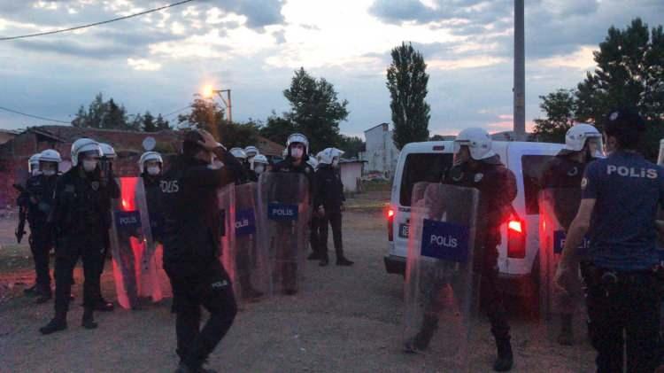 <p>Yaşanan olayla ilgili İ&ccedil;işleri Bakanı S&uuml;leyman Soylu'da sosyal medya hesabı &uuml;zerinden a&ccedil;ıklama yaptı. Soylu, a&ccedil;ıklamasında, "Bursa'da, bir kavgayı ayırmak i&ccedil;in &ccedil;aba sarf eden bir polisimiz daha şehit oldu.</p>
