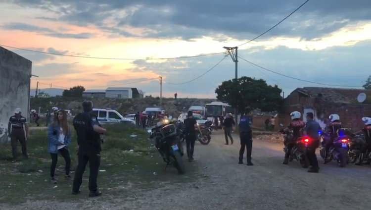 <p>Hacivat Mahallesi'nde akşama doğru iki grup arasında olan kavga neticesinde bir kişinin pompalı t&uuml;fekle saldırması sonucu bir polis memurumuzu şehit verdik. Yine bu t&uuml;fekten &ccedil;ıkan mermiler karşısındaki bir vatandaşımız vefat etti. Yine bir vatandaşımızın durumu ağır, ameliyatta. Diğer bir vatandaşımız da &Ccedil;ekirge Devlet Hastanesi'nde ama durumu ş&uuml;k&uuml;rler olsun ki durumu iyi.</p>
