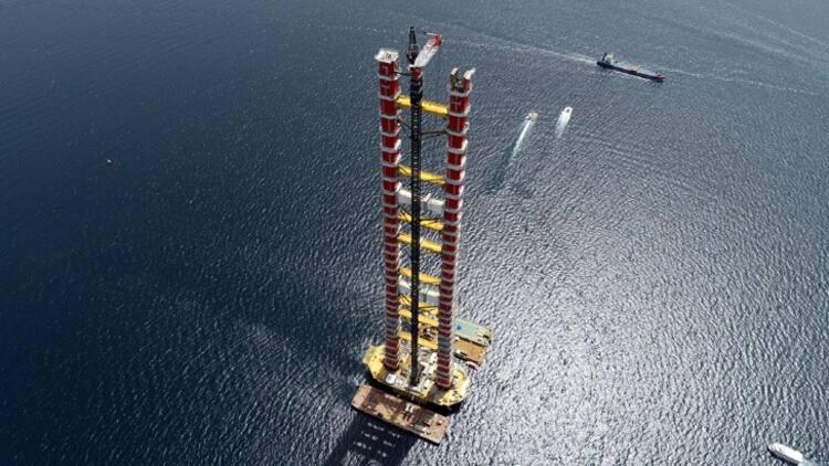 <p>Denizin dibine çakılan demir kazıkların üzerine geçen yıl mayıs ayında batırılan kule kesonları üzerine ilk bloklar, ağustos ayında konuldu ve kırmızı-beyaz renkleriyle Türk bayrağını simgeleyen köprü ayakları yükselmeye başladı. Aradan geçen 9 aylık sürede, Çanakkale Deniz Zaferi’nin kazanıldığı tarih olan 18 Mart’ı temsil eden 318 metre yüksekliğindeki köprü ayakları tamamlandı.</p>
<ul>
</ul>