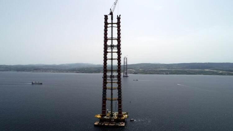 <p>İşçilerin, 318 metre yükseklikteki zorlu mesaisi, köprü tamamlanıncaya kadar devam edecek.</p>
<ul>
</ul>