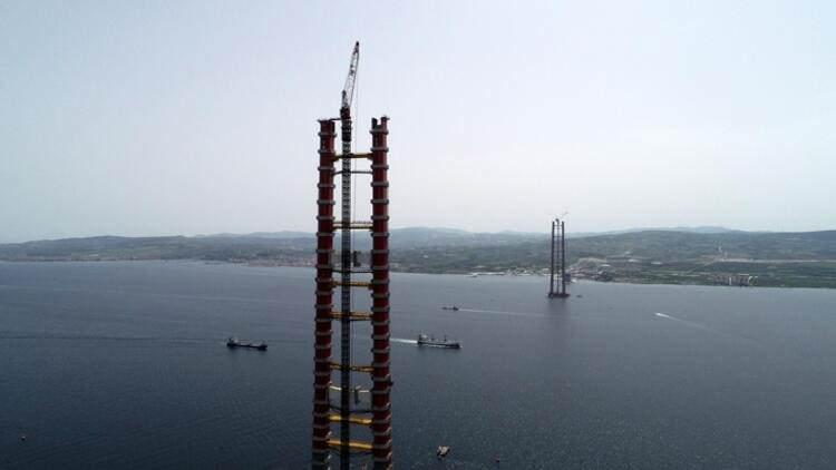<p>Yaklaşım viyadükleriyle birlikte yani kabloların ankrajlanacağı noktalar arasındaki mesafe 4 bin 100 metre, projedeki tabliye genişliği 45 metre, ayakların yüksekliği ise 318 metre olacak.</p>
<ul>
</ul>