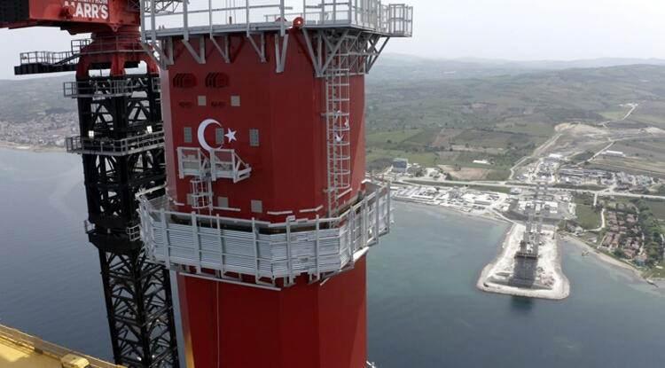 <p>318 metrelik yüksekliğiyle 18 Mart Çanakkale Deniz Zaferi'ni simgeleyecek kulelerin üst kısmı da Seyit Onbaşı'nın Çanakkale Savaşları'nda namluya sürdüğü top mermisini temsil edecek şekilde olacak. Köprünün 770'er metre yan açıklıklar ile birlikte toplam 3 bin 563 metre uzunluğunda olması planlanırken, 365 ve 680 metrelik yaklaşım viyadükleri ile toplam geçiş uzunluğu ise 4 bin 608 metre olacak.</p>
<ul>
</ul>