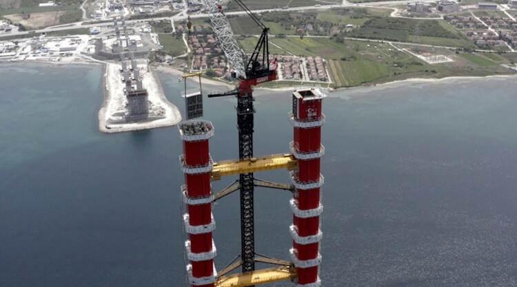 <p>2x3 trafik şeritli olacak köprünün, yaklaşık 45,06 metre genişlikte olması öngörülüyor. Köprü tabliyesinin her iki tarafında bakım onarım amacıyla kullanılacak yürüme yolları olacak. Her iki kule temeli yaklaşık 40 metre derinlikte, deniz tabanında konumlandırılacak ve çelik kule yüksekliği yaklaşık 318 metre olacak.</p>
<ul>
</ul>