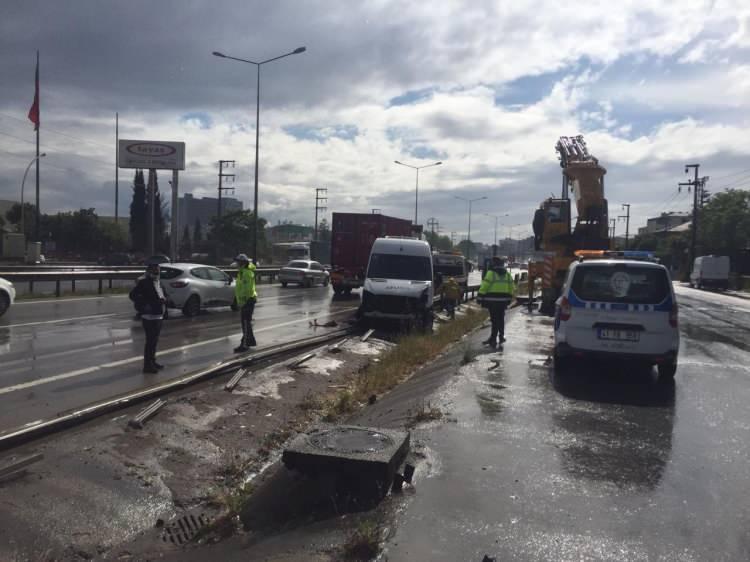 <p>Kazaya karışan TIR'rın sürücüsü Turgay Y. Araç içerisinde sıkışırken, servis minibüsünde bulunan 2 kişi yaralandı. </p>
