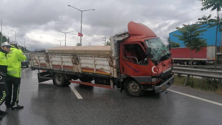 <div>Kısa süre sonra olay yerine gelen itfaiye ekipleri tarafından araçta sıkışan Turgay Y. kurtarıldı.</div>

<div>Yaralılar ambulanslarda yapılan ilk müdahalelerinin ardından çevredeki hastanelere kaldırıldı.</div>
