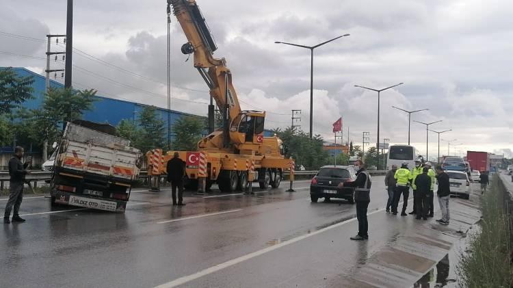 <p>Kaza sebebi ile kapanan yolda yoğunluk oluştu. Ekiplerce yapılan çalışmaların ardından yolun açılması ile trafik tekrar normale döndü. Polis ekipleri, kazayla ilgili inceleme başlattı.</p>
