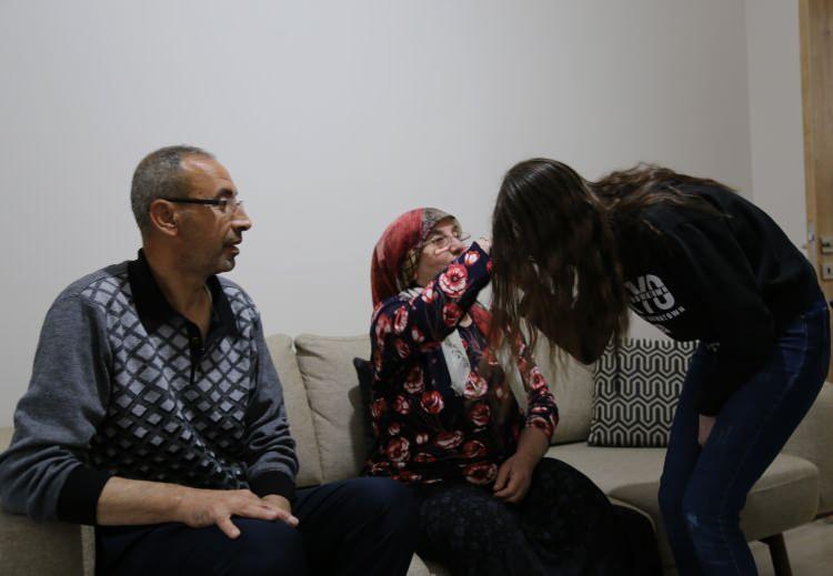 <p>24 Ocak'ta meydana gelen 6.8 b&uuml;y&uuml;kl&uuml;ğ&uuml;ndeki depremde Elazığ'da 37, Malatya'da ise 4 kişi hayatını kaybetti. Deprem sonrası hayatlarının kaybedenlerin yakınları Ramazan Bayramını h&uuml;z&uuml;nl&uuml; ge&ccedil;iriyor. Onlardan biri de 14 kişinin hayatını kaybettiği S&uuml;rs&uuml;r&uuml; Mahallesi Halaylı Sokak Dilek Apartmanı'nda en son cansız bedenine ulaşılan 4 &ccedil;ocuk annesi 84 yaşındaki T&uuml;rkan Kaplan'ın doğduğundan beri hi&ccedil; yanından ayrılmayan 53 yaşındaki oğlu Faruk Kaplan ve ailesi. Depremden sonra evi yıkılan annesi vefat eden 4 &ccedil;ocuklu Kaplan ailesi, kura &ccedil;ekimi sonucunda Cumhuriyet Mahallesinde &ccedil;ıkan TOKİ'nin evlerine yerleşti. Kaplan ailesi, ilk annesiz Ramazan Bayramını yeni evlerinde h&uuml;zn&uuml;n&uuml; yaşıyor. Korona vir&uuml;s nedeniyle evine gelemeyen &ccedil;ocuklarıyla g&ouml;r&uuml;nt&uuml;l&uuml; olarak g&ouml;r&uuml;ş&uuml;p bayramlaşan aile,evindeki &ccedil;ocuklarıyla g&uuml;nl&uuml;k yaşantılarını s&uuml;rd&uuml;r&uuml;yor.</p>
