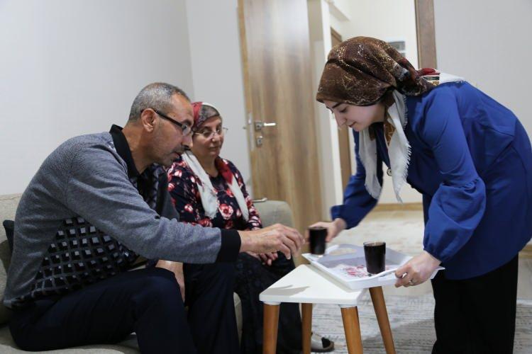 <p>"Ara yere inmemizle apartmanın &ccedil;&ouml;kmesi bir oldu"</p>

<p>Olay g&uuml;n&uuml;n&uuml; İHA muhabirine anlatan Faruk Kaplan (53), &ldquo;&Ccedil;ocuklar gitti, annem hi&ccedil; oturmadı, salondan &ccedil;ıkıyordu dedim ki anne nereye sen rahatsızsın o taraf soğuktur. Biz birinci katta otuyorduk. Evler pek ısınmıyordu annemde Koah hastasıydı. Hi&ccedil; sesini de etmedi sadece bakıp gitti. Annemin gitmesiyle depremin olması bir oldu. Hemen koştum mutfağa hanımın yanına işte deprem oluyor. Elektrikler kesildi. Kız &ccedil;ığlık atıyor, hanıma dışarıya &ccedil;ıkalım diye. Anne lavaboda sesleniyorum. Hanım durur şimdi dedi. Kızım Elif'in feryat etmesiyle yukarıdan merdivenler yıkılıyordu, sesler geliyordu zaten.</p>
