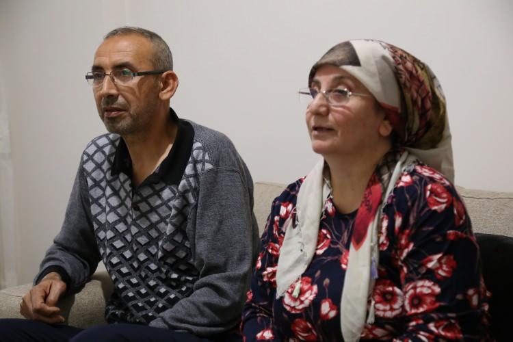 <p>Komşuların &ccedil;ığlıkları falan. Ara yere inmemizle apartmanın &ccedil;&ouml;kmesi bir oldu. O zaman annemin i&ccedil;eride kaldığını anladım zaten. Yine araya d&uuml;şmedi bereket versin diğer tarafa yattı. Yoksa oradan da biz kurtulamazdık o şekil dışarıya &ccedil;ıktık. 3&rsquo;&uuml;nc&uuml; g&uuml;n&uuml;n sonunda enkaz altında en son anneme ulaştılar. Zaten ulaştıklarında akşam vaktiydi, o g&uuml;n defnedemedik. Havada &ccedil;ok soğuktu o 3 g&uuml;n neler yaşadık. Arabaların i&ccedil;inde, ateşlerin &ouml;n&uuml;nde beklemek &ccedil;ok zordu. Allah d&uuml;şmanımın başına vermesin. Uğraşsaydık da &ccedil;ıkaramazdık &ccedil;&uuml;nk&uuml; lavabodaydı&rdquo; dedi.</p>
