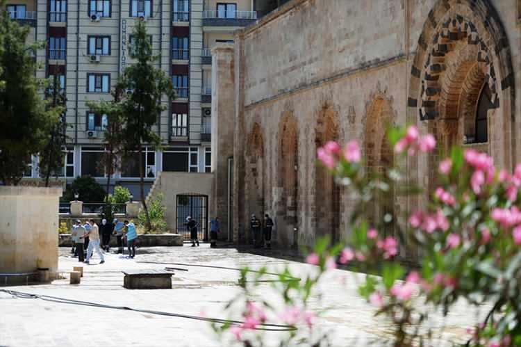 <p>Mardin'in Kızıltepe ilçesinde 29 Mayıs cuma gününden itibaren kademeli olarak ibadete açılacak 2 bin 500 kişilik tarihi Ulu Cami'nin içi ve dışı temizlendi.</p>

<p> </p>
