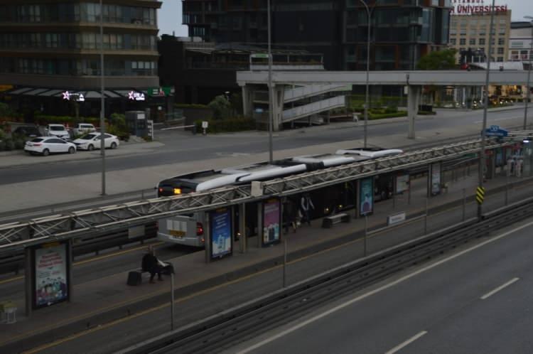 <p>Aralık ayında &Ccedil;in&rsquo;in Wuhan kentinde ortaya &ccedil;ıkan d&uuml;nyada ve T&uuml;rkiye&rsquo;de etkili olan Korona vir&uuml;s (COVİD-19) salgını nedeniyle bu yıl Ramazan Bayramı ge&ccedil;miş yıllarda olduğu gibi kutlanamadı. Buruk ve sessiz bir havasının yaşandığı bayramın ikinci g&uuml;n&uuml;nde İstanbul sessizliğe b&uuml;r&uuml;nd&uuml;.<br />
&nbsp;</p>
