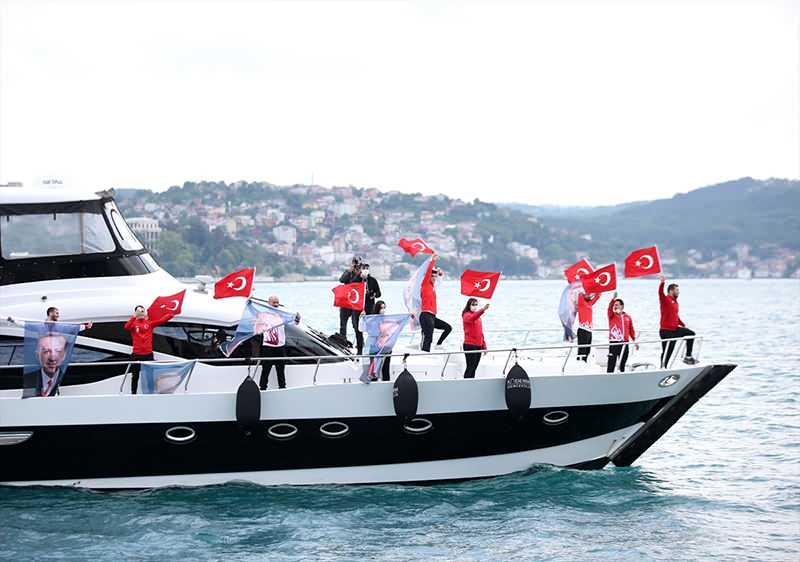<p>Gençlik ve Spor Bakanlığı himayesinde Türkiye Yelken Federasyonu tarafından gerçekleştirilen "29 Mayıs İstanbul Boğazı Fetih Saygı Geçişi" etkinliğine katılan tekneler, Türkiye Cumhurbaşkanı Recep Tayyip Erdoğan'ın ikamet ettiği Tarabya'daki Huber Köşkü önünde, Cumhurbaşkanı Erdoğan'ı selamladı.</p>

<p>​</p>
