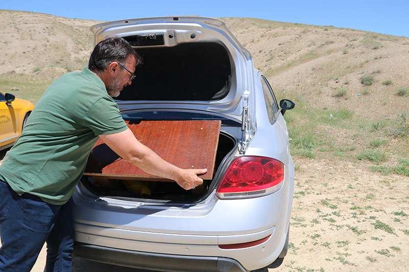 <p>Kentte Necip G&uuml;ng&ouml;r Kısaparmak Mesleki ve Teknik Eğitim Anadolu Lisesi Tarih &Ouml;ğretmeni evli ve 2 &ccedil;ocuk babası Alparslan Alemdaroğlu (44), Covid-19 salgını s&uuml;recinde merkeze bağlı Hıdırbaba k&ouml;y&uuml;ndeki evinde yaşıyor.</p>

<p>&nbsp;</p>
