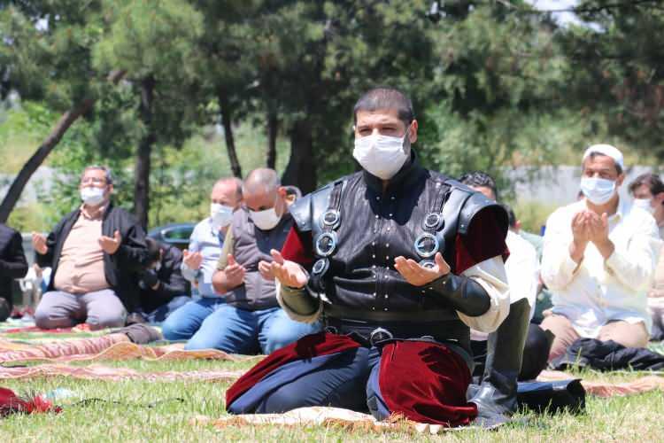 Fetihin yıld&ouml;n&uuml;m&uuml;nde anlamlı hareket! Fatih'in vefat ettiği yerde cuma namazı