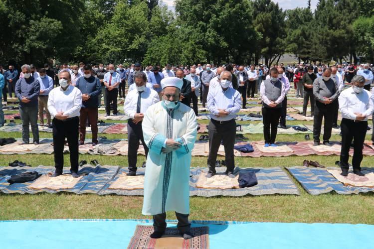 Fetihin yıld&ouml;n&uuml;m&uuml;nde anlamlı hareket! Fatih'in vefat ettiği yerde cuma namazı