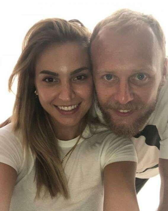 <p>Semih Kaya: "Bu bayram sevdiklerimizle kalabalık sofralarda buluşamasak da hissettirdiği mutluluk hep yanımızda. İyi bayramlar!"</p>
