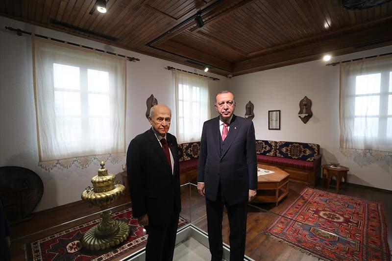 <p>Daha sonra Demokrasi ve Özgürlükler Müzesi'ne geçen Erdoğan ve Bahçeli, burada Adnan Menderes'in doğduğu evin benzerinin yer aldığı "Aydın Evi"ni de ziyaret ederek, günün anısına fotoğraf çektirdi.</p>

<p> </p>
