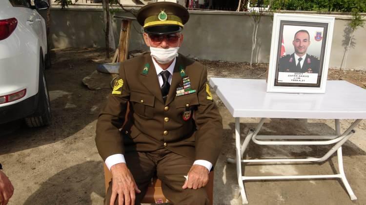 <p>&nbsp;Bitlis&rsquo;te ter&ouml;ristler tarafından şehit edilen ve intikamı alınarak katilinin &ouml;ld&uuml;r&uuml;ld&uuml;ğ&uuml; haberi İ&ccedil;işleri Bakanı S&uuml;leyman Soylu tarafından duyurulan Samsunlu şehit Binbaşı Zafer Akkuş&rsquo;un babası emekli astsubay R&uuml;şt&uuml; Akkuş, "Bug&uuml;n benim bayramım" dedi.</p>
