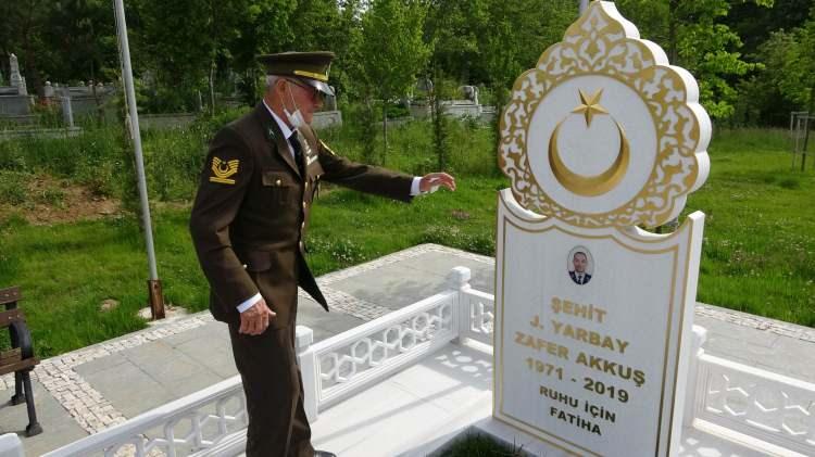 <p>Bitlis Merkez İl&ccedil;e Jandarma Komutanı olarak g&ouml;rev yaparken ter&ouml;r &ouml;rg&uuml;tleri tarafından 19 Temmuz 2019 tarihinde şehit edilen Samsunlu Binbaşı Zafer Akkuş&rsquo;un (48) katilinin &ouml;ld&uuml;r&uuml;lerek intikamının alındığı İ&ccedil;işleri Bakanı S&uuml;leyman Soylu tarafından sosyal medya hesabından duyuruldu. Şehit binbaşının Samsun&rsquo;un Asarcık il&ccedil;esi Armutlu Mahallesi&rsquo;nde yaşayan emekli astsubay olan babası 76 yaşındaki R&uuml;şt&uuml; Akkuş&rsquo;a m&uuml;jdeli haber Samsun Valisi Osman Kaymak tarafından telefonla bildirildi.</p>
