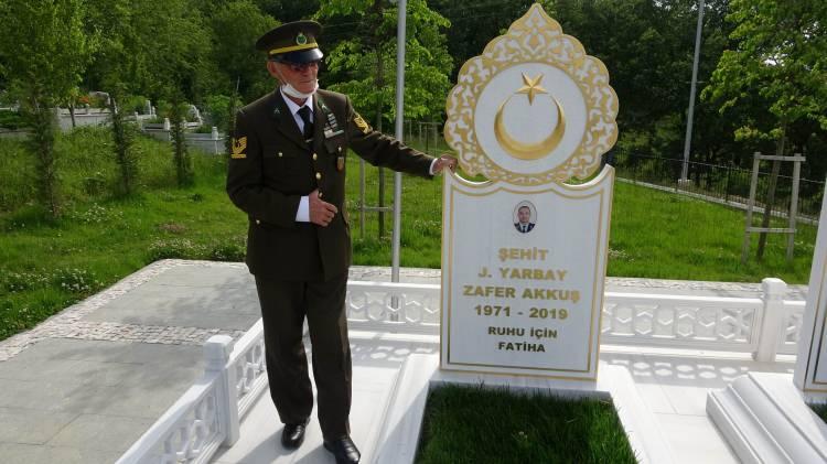 <p>Şehit babası R&uuml;şt&uuml; Akkuş, sevindirici haberi alır almaz hemen yıllarca T&uuml;rk Silahlı Kuvvetlerinde hizmet ederken giydiği &uuml;niformasını &uuml;zerine giyerek şehit oğlunun kabrini ziyaret etti. Dua eden baba R&uuml;şt&uuml; Akkuş, "İlk haberi Samsun Valimizden aldım. 'Oğlunuzu şehit eden ter&ouml;ristler cehenneme g&ouml;nderildi' dedi. &Ccedil;ok mutlu oldum. Tabi onlar oğlumu &ouml;ld&uuml;rmekle cennete g&ouml;nderdiler bizleri de dahil olmak &uuml;zere. Onlar da cehenneme gitti.</p>
