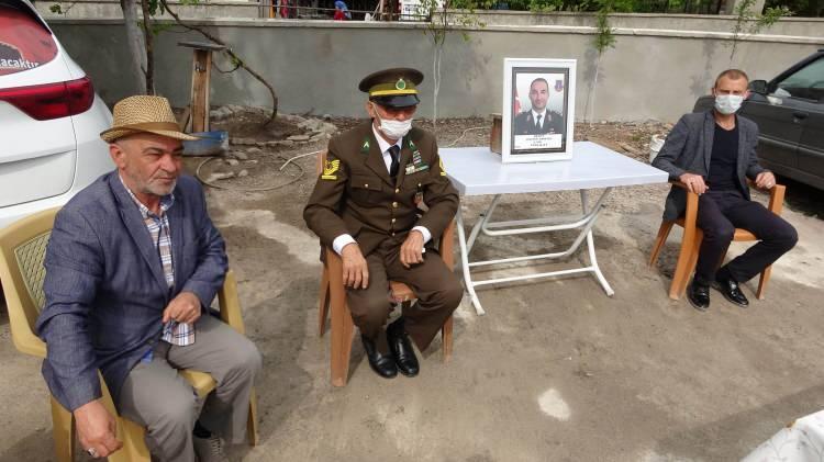 <p>Biz askeriz. Ben 37 yıllık emekli astsubayım. Bug&uuml;n benim bayramın. Onun i&ccedil;in elbiseli giydim. Misafirleri karşılıyorum. Mutlu oldum. Allah bug&uuml;nlerden geri koymasın. 3 oğlum daha var. &Uuml;&ccedil;&uuml; de vatanımıza feda olsun. Biz feda olmadık&ccedil;a vatan olmaz. Bu toprak ancak uğrunda &ouml;len varsa vatandır" dedi.</p>
