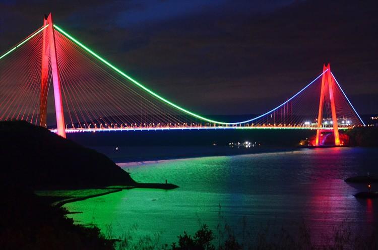 <p>Azerbaycan Cumhuriyeti'nin ilan edilmesinin 102. yılı dolayısıyla 15 Temmuz Şehitler, Fatih Sultan Mehmet ve Yavuz Sultan Selim köprüleri ile Galata Kulesi, Azerbaycan bayrağının renkleriyle ışıklandırıldı .</p>
