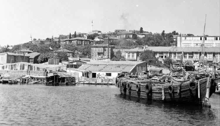 <p>Pendik-Bizans Döneminde “her tarafı surlarla çevrili” anlamını taşıyan Pantecion, Latin egemenliğinde ise “duvar” anlamına gelen Peninda-kot ismini almıştır. </p>