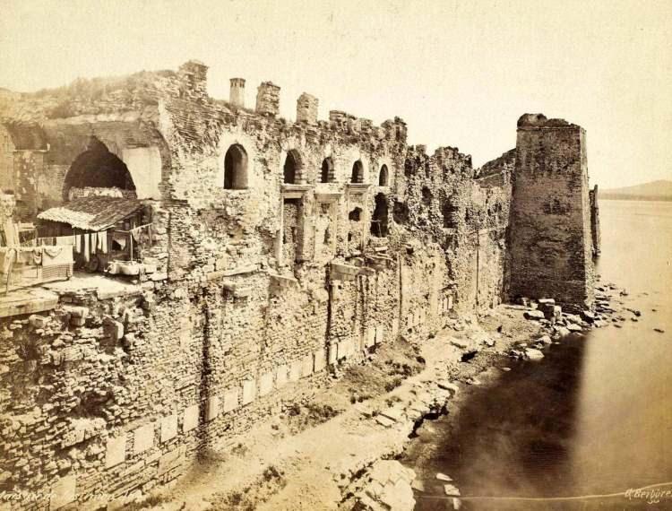 <p>Sütlüce- Bugün Sütlüce semtinin olduğu yerde Süt Menbat isimli bir Rum köyü vardı. Köyün bir köşesindeki bakır bir kadın heykelinin memelerinden su akar; bu suyun, kadınların sütünü çoğalttığına inanılırdı. Bundan dolayı semt, Sütlüce olarak anılır oldu.</p>