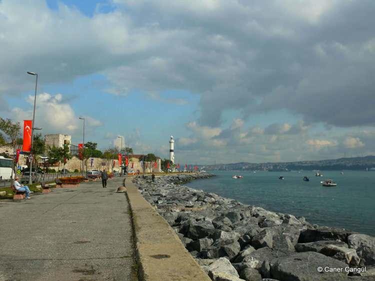 <p>Ahırkapı- Marmara Denizi'nin kıyısında yer alan yedi ahır kapısından birisi olan bu semte, Padişah atlarının bulunduğu has ahırın yanında yer aldığı için Ahırkapı ismi verildi.</p>